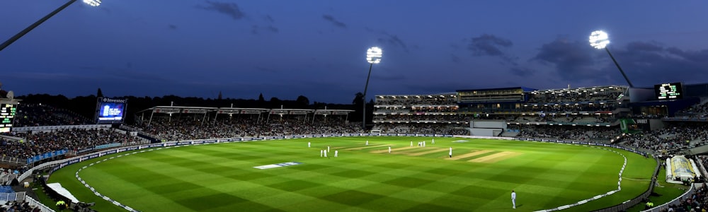 2026世界杯决赛举办地大都会人寿体育场外部夜景，灯光璀璨