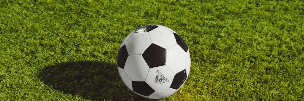 2026世界杯小组赛概念图，显示多个国家国旗在体育场背景前