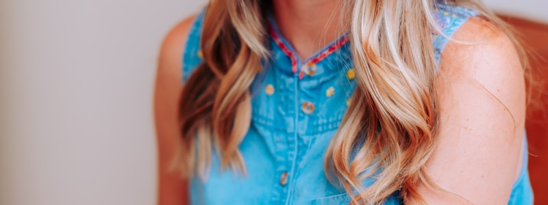 历届世界杯冠军奖杯大力神杯特写，金光闪闪